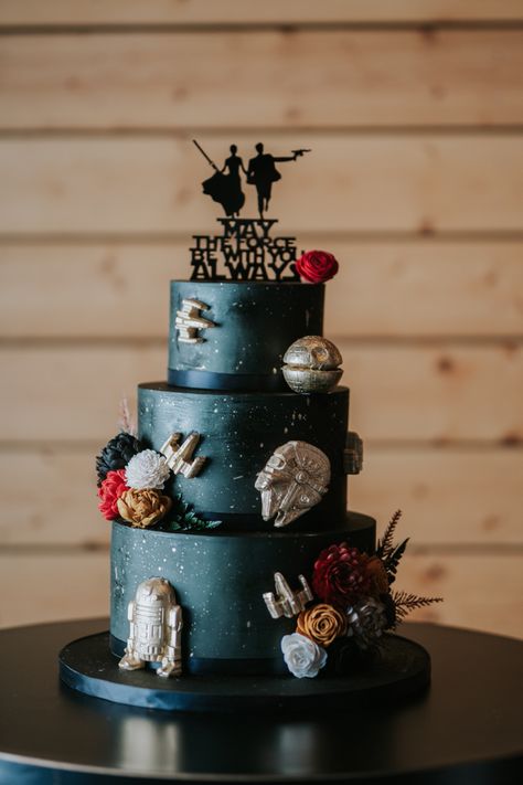 Star Wars Wedding Theme Ideas, Star Wars Decorations, Modern Star Wars, Star Wars Wedding Cake, Quince Cake, Star Wars Wedding Theme, Nerd Wedding, Nostalgic Wedding, Disney Inspired Wedding