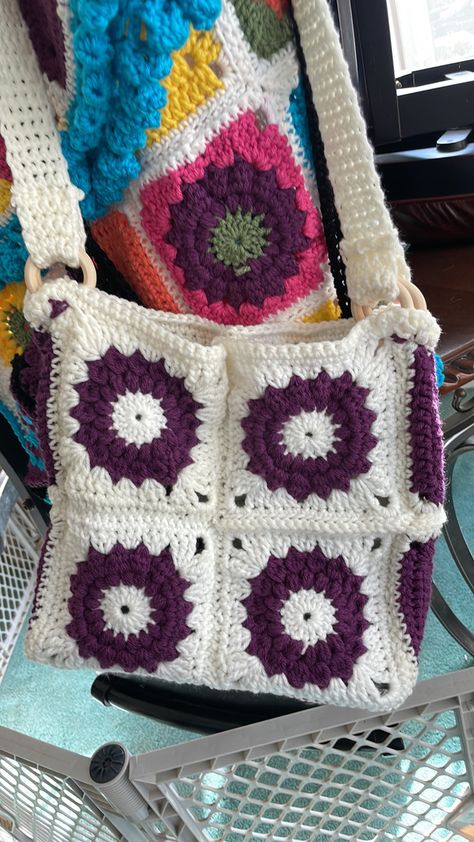 Purple and white granny square crochet shoulder bag Sunburst Granny Square Bag, Purple And White Crochet, White Crochet Bag, Granny Square Shoulder Bag, White Granny Square, Sunburst Granny Square, Square Shoulder Bag, Crochet Symbols, Granny Square Bag