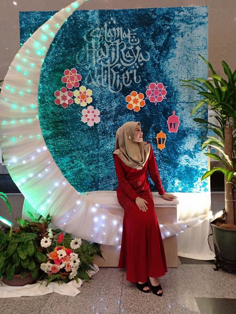 Deco Raya Aidilfitri Office, Eid Photobooth, Ramadhan Design Ramadan Decorations, Hari Raya Decoration Ideas Diy, Hari Raya Photobooth, Hari Raya Decoration Ideas, Ramadan Photo Booth, Raya Backdrop, Eid Backdrop