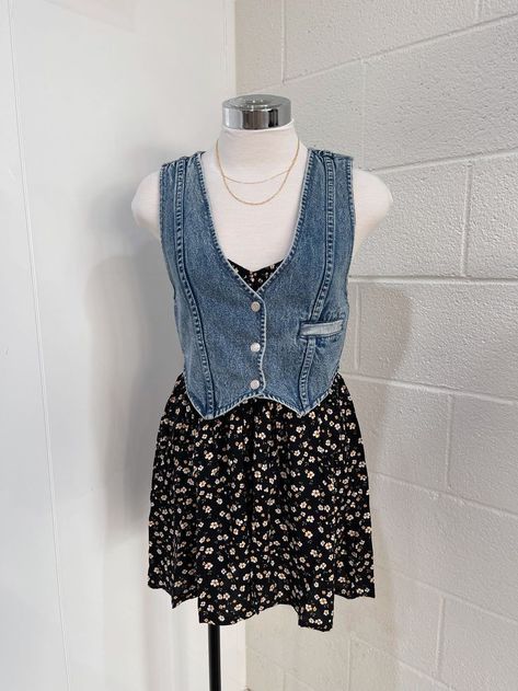 90s Midwest Fashion, 90s Denim Vest Outfit, 90s Doc Martens Outfits, Blue Jean Vest Outfit, Denim On Denim Outfit Summer, 90s Vest Outfits, Denim Vest Outfit Ideas, Boygenius Concert Outfit, Denim Vest Outfit Aesthetic