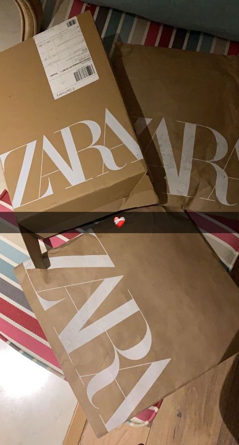 Gifts Snaps Snapchat Story, Clothes Snapchat Stories, Shopping Bags Snap, Birthday Gifts Snaps, Birthday Gift Snap, Zara Snap, H&m Shopping, Funny Snapchat Stories, Shopping Pictures