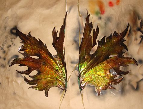 Autumn faery wings in progress by S0WIL0 on DeviantArt Leaf Fairy Wings, Fairies Cosplay, Leaf Fairy, Faerie Aesthetic, Woodland Nymph, Faerie Costume, Diy Fairy Wings, Leaf Wings, Fairy Costumes