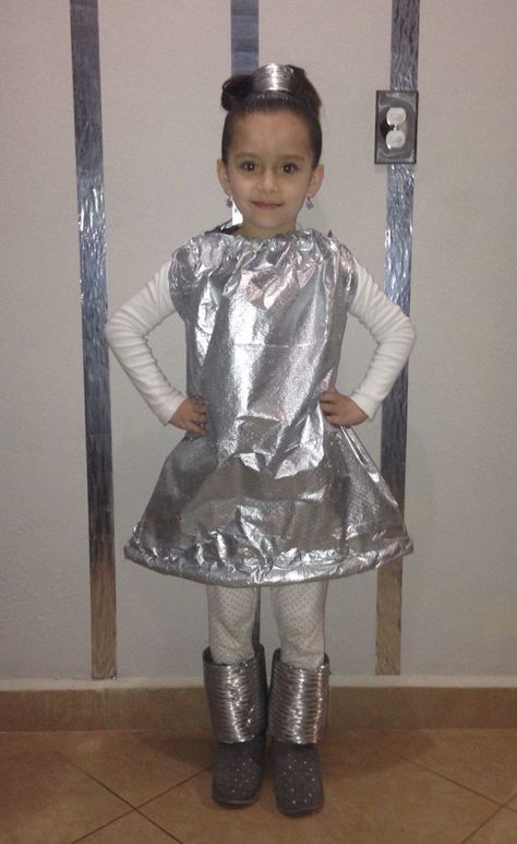 Futuristic Costume Diy, Futuristic Outfit Ideas, Kids Alien Costume, Alien Fancy Dress, Space Party Costumes, Space Girl Costume, Diy Girls Costumes, Karneval Diy, Futuristic Costume