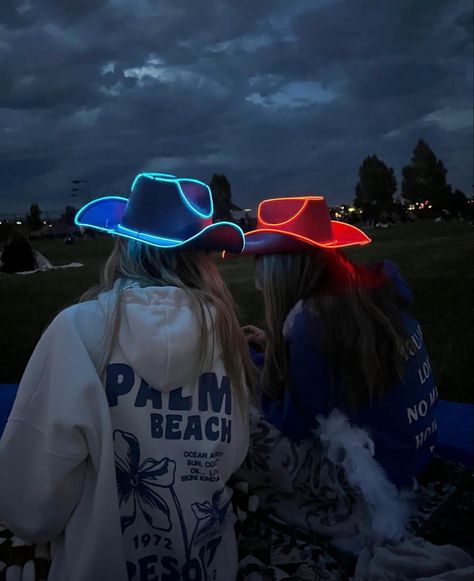 4th Of July Teen Party Aesthetic, 4th Of July Ideas With Friends, 4 Of July Photoshoot Ideas, 4th Of July Best Friend Pictures, Fourth Of July Things To Do, Aesthetic 4th Of July Pics, Fun 4th Of July Ideas, 4th Of July Astetic Photos, 4th Of July Stuff