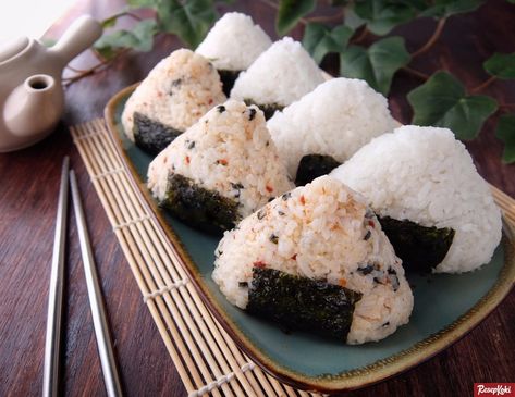 Onigiri (Nasi Kepal) Simpel Murah Meriah Ala Jepang - Resep | ResepKoki Cooking Tutorials, Nasi Lemak, Cirebon, Indonesian Food, Fresh Juice, Creative Food, Good Food, Rice, Indonesia