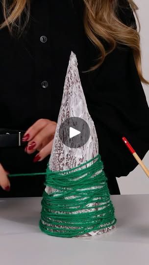 Yarn Trees Diy, Diy Modge Podge, Metdaan Diy, Diy Natal, Trees Diy, Yarn Trees, Cone Trees, Modge Podge, Christmas Kids