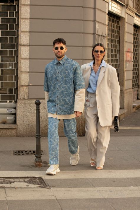 Unisex Fashion Style, Gender Neutral Outfits, Street Style Fall Winter, Denim Street Style, Neutral Outfits, Couple Fits, Milan Fashion Week Street Style, Stylish Couple, Street Style Outfits Men