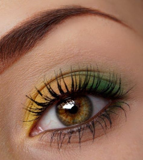 Essence of a woman Green Bay Packers Makeup, Packer Nails, Packer Party, Yellow Green Eyes, Green Eyeshadow Look, Yellow Eye Makeup, Skin Tone Makeup, Light Makeup Looks, Yellow Makeup