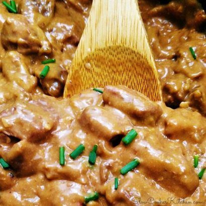 This crock pot beef tips and gravy is super quick & delish! You can use it as a 2-minute dump and go recipe, freeze the leftovers OR make it up... Beef Tips And Gravy Recipe, Beef And Gravy, Crock Pot Beef Tips, Slow Cooker Kitchen, Crock Pot Beef, Beef Tips And Gravy, Freezer Meal Prep, Potted Beef, Crockpot Recipes Beef