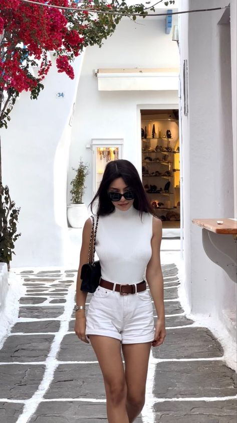 White Jeans Shorts Outfit Summer, Shorts Look Summer, White Denim Short Outfits, Styling White Denim Shorts, Simple Shirt And Shorts Outfit, White Top Jean Shorts Outfit, White Shirt White Shorts Outfit, Tops With Denim Shorts, White Shorts White Top Outfit