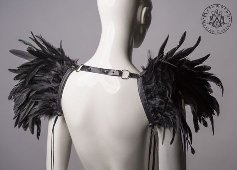 Mode Edgy, Hantverk Diy, Feather Cape, New Fashion Clothes, Shoulder Piece, Cape Costume, Feather Mask, Look Festival, Male Cosplay