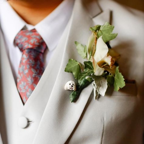 💓New trend I’m absolutely here for 💓 Pet lapel pins over top of a groom’s heart. 📸Team Benitez Photo 📍Philippines Memorial At Wedding, Pet Keepsake, Polymer Clay Sculptures, Dog Memorial Gift, Dog Brooch, Gift For Dog Lover, Pet Memorial Gifts, Wedding Memorial, Dog Memorial