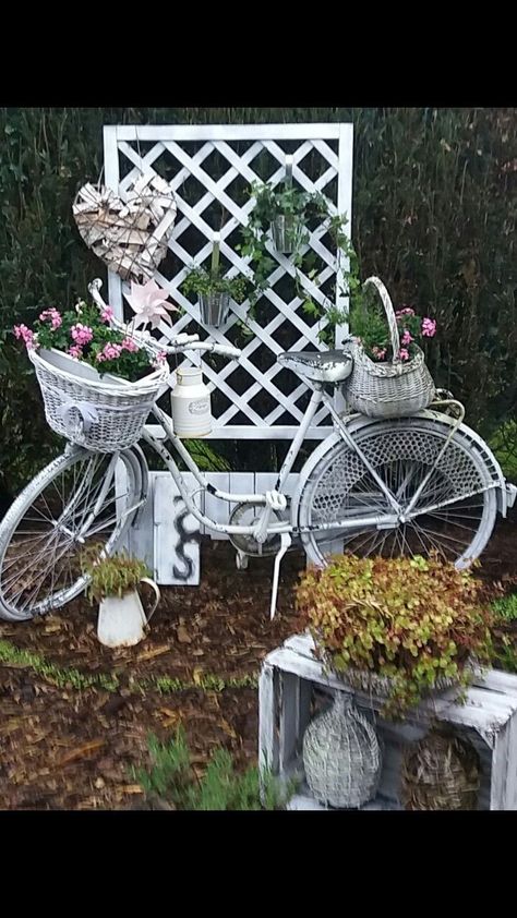 Bicycle Planter Ideas, Garden Bicycle, Bicycle Planter, Bike Planter, Creative Garden Decor, Backyard Seating Area, Bicycle Decor, Planter Garden, Old Bicycle