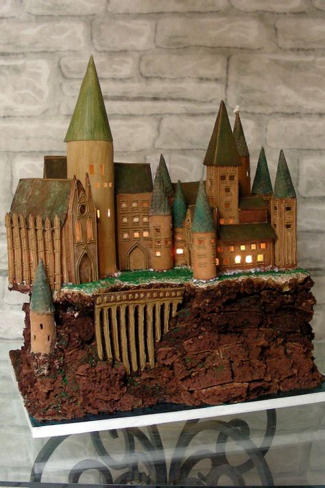 You won't believe that muggles made these Harry Potter gingerbread houses! Gingerbread Hogwarts, Harry Potter Weihnachten, Gateau Harry Potter, Grimmauld Place, Gingerbread Castle, Cool Gingerbread Houses, Gingerbread Baby, Glume Harry Potter, Make A Gingerbread House