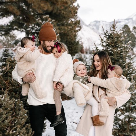 We traded the snow in for sand & sun & have been loving it 🖤 It wouldn’t be family pictures with out Gemma crying, Wren trying to poke… | Instagram Snow Family Pictures, Winter Family Photos Outfits, Winter Wonderland Outfit, Winter Family Photoshoot, Outdoor Family Pictures, Family Christmas Pictures Outfits, Winter Family Photography, Christmas Tree Farm Photos, Winter Family Pictures