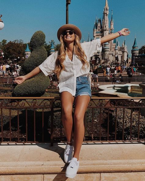 Disney World Aesthetic Outfits, Park Attire, Disney Photoshoot, Disney Park Outfit, Disney Picture Ideas, Disney Trip Outfits, Disney Outfits Women, Theme Park Outfits, Florida Outfits