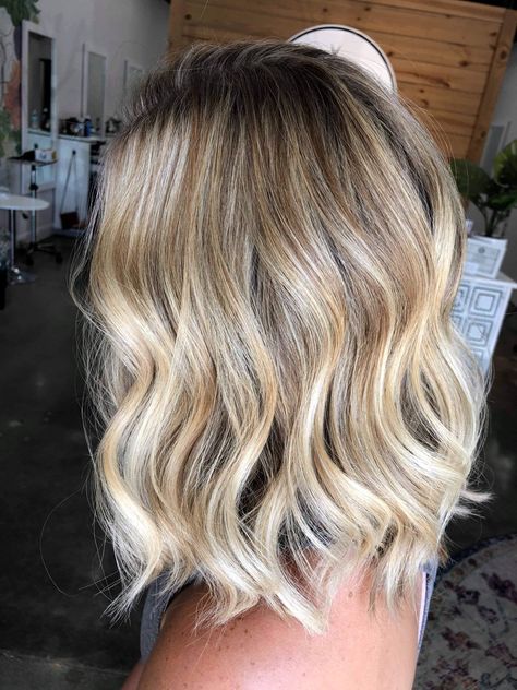 Mid Length Hair Blonde Shadow Root, Blonde Hair With Shadow Root And Lowlights, Blond Hair With Root Shadow, Heavy Blonde Highlights With Shadow Root, Highlights With Root Shadow, Blonde Highlights Root Smudge, Root Melt Blonde Short, Blonde Highlights Shadow Root, Highlights With Shadow Root