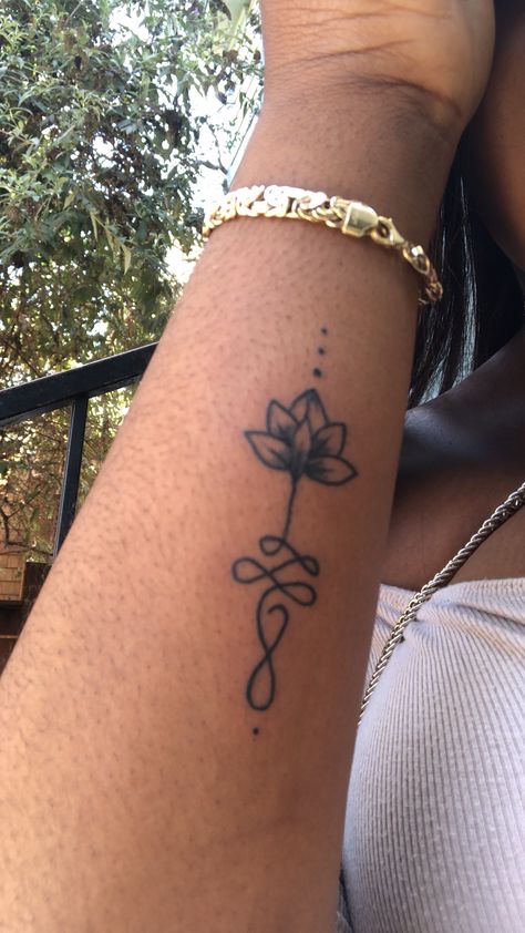 Cute Flower Arm Tattoos, Wrist Henna Tattoos For Women, Classy Wrist Tattoos For Women, Top Wrist Tattoo, Lotus Flower Tattoo Wrist, Side Arm Tattoos, Jagua Henna, Tattoos Inspo, Phrase Tattoos