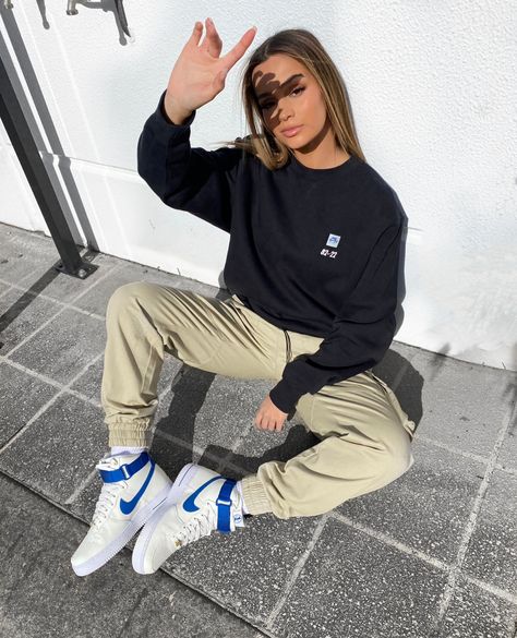 Women Sneakerhead Fashion Styles, Sneakerhead Women, Air Force 1 Outfit Woman, Sneakerhead Fashion, Nike Air Force 1 High, Air Force 1 High, Influencers Fashion, Streetwear Women, Ootd Fashion