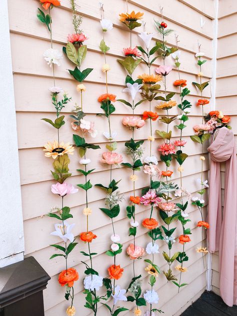 Garden Photo Booth Ideas, Cute Photo Backgrounds For Party, Simple Picture Backdrop, College Backdrop Ideas, Hoco Photo Backdrop Ideas, Flower Wall Graduation Party, Flower Picture Backdrop, Grad Party Photo Backdrop Ideas, Flower Photo Booth Backdrop