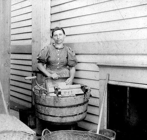 Remember this sweet lady the next time you complain about doing the laundry! Vintage Laundry, Old Quilts, Black White Photos, The Good Old Days, Vintage Pictures, Vintage Photographs, Vintage Photography, Good Old, Old Pictures