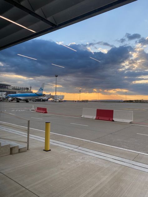 Airport At Night, Budapest Airport, Airport Vibes, Girly Photography, Budapest, At Night, Photography, Quick Saves