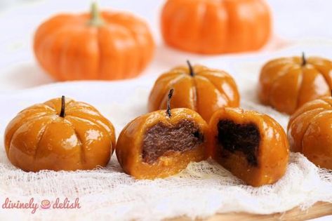 Pumpkin Mochi, Mochi Recipe, Making Chocolate, Chocolate Pumpkin, Holiday Eating, Lava Cake, Pumpkin Pie Filling, Lava Cakes, Pumpkin Chocolate