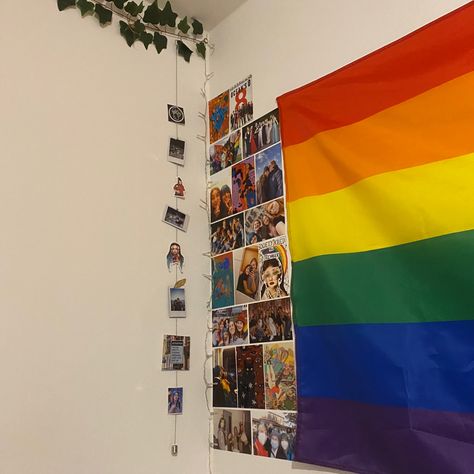 alt room, alternative decoration, lgbtq, pride flag, picture collage, plants, ivy, polaroids, bedroom, aesthetic Pride Flag In Room Aesthetic, Pride Flag Room Decor, Flag Room Ideas, Pride Flag In Room, Pride Bedroom Ideas, Pride Flag Bedroom, Gay Room Aesthetic, Lgbtq Room Ideas, Flags In Bedroom