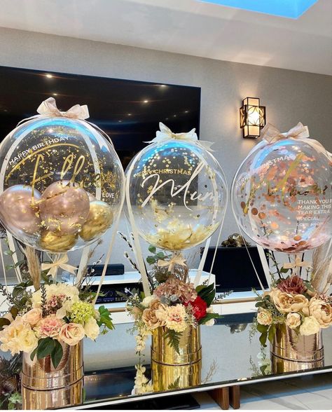 Ballon Centerpieces Clear, Bobo Balloon Centerpiece Wedding, Wedding Bobo Balloons, Clear Ballon Arrangement, Bobo Balloon Centerpiece Ideas, Bubble Balloon Centerpieces, Led Balloon Centerpieces, Transparent Balloons Ideas, How To Stuff A Balloon With Gifts