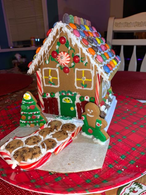 Cute and colourful gingerbread house Gingerbread House With Boyfriend, Party Moodboard, Gingerbread House Pictures, Gingerbread Contest, Homemade Gingerbread House, Contest Ideas, Gingerbread Theme, Homemade Gingerbread, Gingerbread House Parties