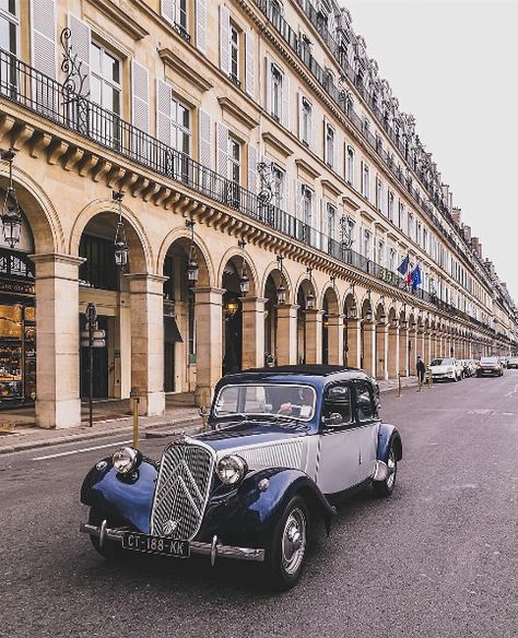 Travel In Paris, 1 Point Perspective, Perspective Photos, Ap Drawing, One Point Perspective, Perspective Photography, Out Of Space, Window Decorations, Want To Draw