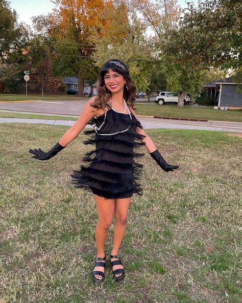 Flapper Dress Halloween, 1920’s Flapper Costume, Flapper And Rapper Costume, Cute Flapper Costume, Modest Flapper Costume, Halloween Costume 1920s, Charleston Halloween Costumes, Flapper Girl Costumes Halloween, Flapper Girls Halloween Costume