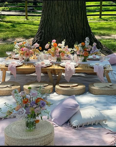 Sip And Paint Picnic, Outdoor Brunch Table Setting, Picnic Table Setting Ideas, Birthday Beach Picnic, Sweet 16 Tea Party, Picnic Table Setting, Birthday Picnic Party, Bridesmaid Theme, 12th Birthday Party Ideas