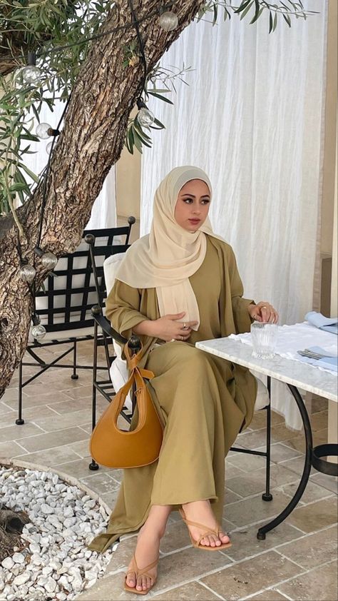 Feminine Outfit Ideas, Abaya Styles, Morrocan Fashion, Moroccan Clothing, Modest Fashion Hijab, Muslim Outfits Casual, Muslim Fashion Hijab Outfits, Muslim Women Hijab, Style Hijab