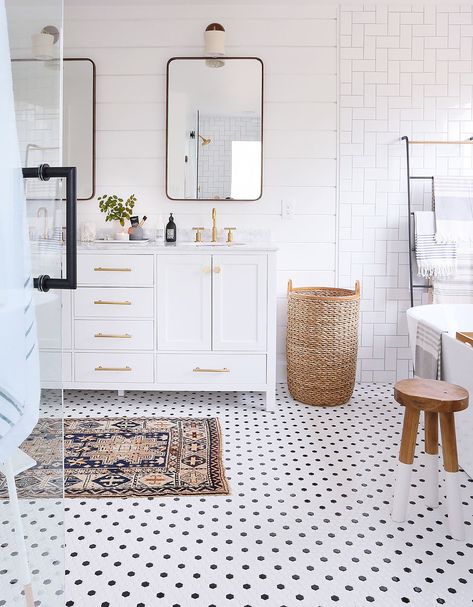 50 Bathroom Ideas With Gold Touches - Decoholic Makeover Kamar Mandi, Boho Basket, Basket Wall, Green Bathroom, Diy Desk, Scandinavian Interior, Decorating On A Budget, Beautiful Bathrooms, White Bathroom