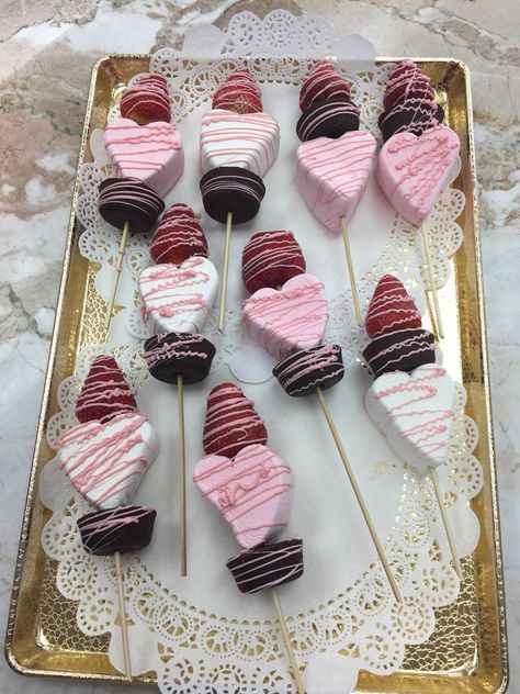 Strawberries and marshmallow hearts❤️❤️ Marshmallow Ideas, Valentines Party Food, Heart Marshmallows, Buffet Catering, Strawberry Treats, Grazing Table, Food Inspo, Valentines Party, Cookie Desserts