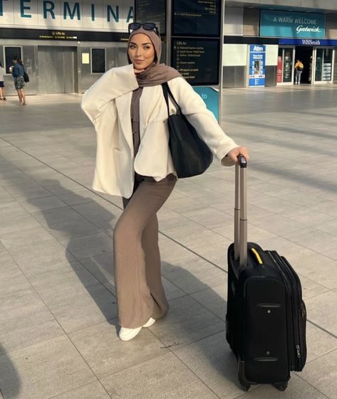 Nice Hijabi Outfits, Travel Hijabi Outfit, Airport Outfit For Hijabi, Mosque Outfit Ideas, Hijabi Minimalist Style, Modest Fits For Summer, Modest Travel Outfit Hijab, Modest Airport Outfit Hijab, Airport Outfit Hijab Casual