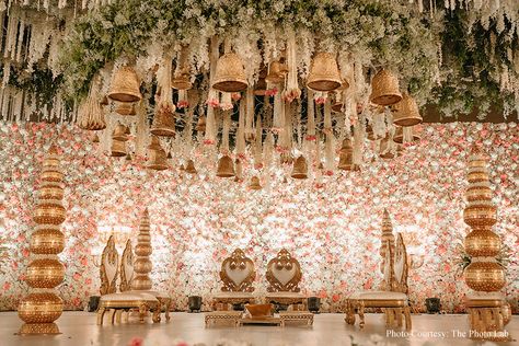 Best Mandap Decoration, Contemporary Indian Wedding Decor, Mandap Decor Indian Night, Dreamy Reception Decor, Mandap Decor For Night Wedding, Indoor Wedding Mandap Decoration, Simple South Indian Wedding Mandap Decor, Indian Wedding Chori Decoration, Engagement Venue Indian