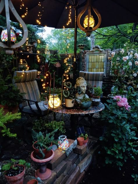 Front Patio Plants, Magical Patio Ideas, Whimsigothic Garden, Witchy Patio Ideas, Eclectic Outdoor Patio, Boho Yard Ideas, Eclectic Garden Ideas, Maximalist Patio, Cottage Core Patio