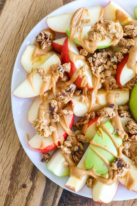 Apple Nachos Peanut Butter, Chocolate Peanut Butter Granola, Apple Nachos Recipe, Honey Peanut Butter, Apple Nachos, Apple Snacks, Healthy Snacks To Make, Peanut Butter Snacks, Loaded Nachos