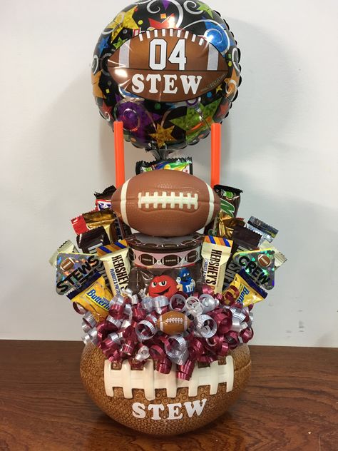 Football Wreath Diy, Football Game Day Food, Toy Bouquet, Bouquet Money, Senior Night Football, Football Candy, Snack Tower, Senior Night Ideas, Football Balloons