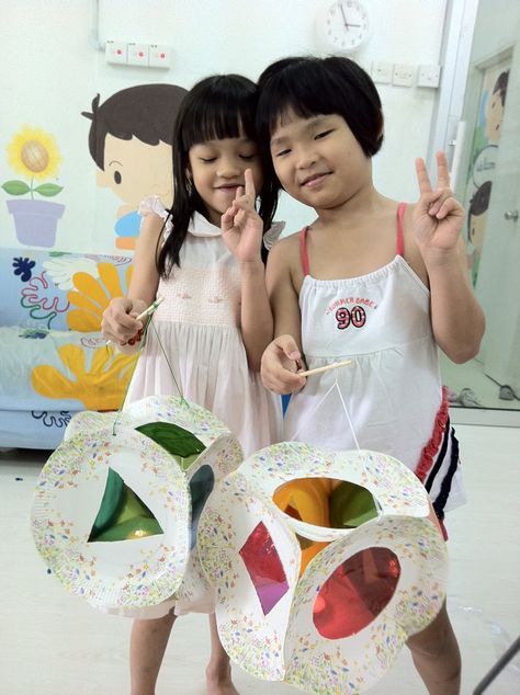 Get ready for the mid-autumn festival~~ Make your own lantern with paper plates~~ Easy & Fun! Mid Autumn Festival Craft, Chinese Moon Festival, Kids Lantern, Autumn Moon Festival, Lantern Crafts, Lantern Diy, Mooncake Festival, Lantern Art, Lantern Craft