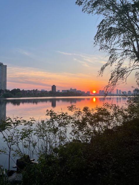 Boston Charles River, Morning Vibes Aesthetic, Boston Aesthetic, Sunny Aesthetic, Cozy Life, Morning Vibes, Charles River, Aesthetic Summer, Pretty Places