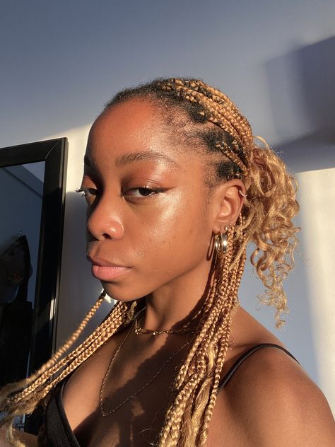 Brown Eyeliner Black Woman, Black Girls No Makeup, No Foundation Makeup Looks Black Women, Simple Dewy Makeup, Kiko Highlighter, Brown Eyeliner Makeup, Collection Concealer, Black Winged Eyeliner, Uni Makeup