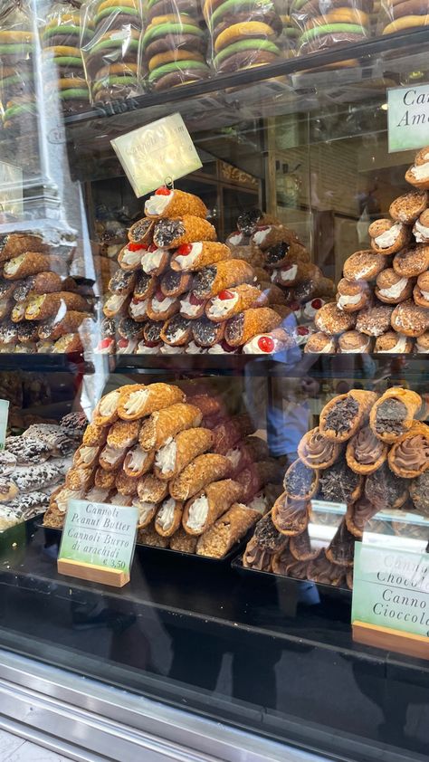 Italy Desserts Italian Pastries, Italian Pastries Aesthetic, Italian Bakery Aesthetic, Cannoli Aesthetic, Pizza And Coffee, Local Food Shop, Pasta Fish, Boutique Patisserie, Pasta Italy