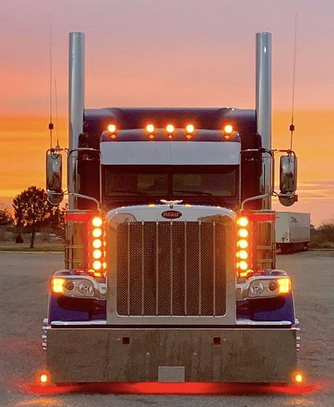 Peter Built Trucks, Truck Pics, Truck Light, Peterbilt 389, Custom Big Rigs, Peterbilt 379, Fox Logo, Show Trucks, Built Truck