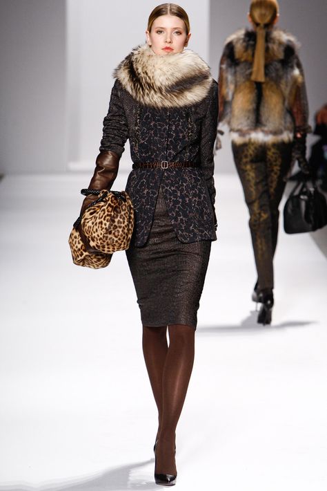 Elie Tahari Fall 2011 Ready-to-Wear Collection Photos - Vogue Librarian Style, Lady Style, Leopard Fashion, Black White Dress, Elie Tahari, Tres Chic, Fur Fashion, Casual Chic Style, Fall 2023