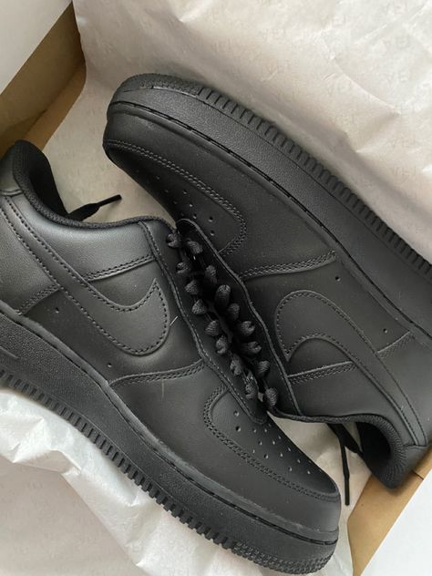 Black Air Force 1 Outfit, Air Force Noir, Air Force 1 Noir, Nike Air Force Ones Outfit, Nike Air Force Black, Zapatillas Nike Air Force, Black Force, Black Air Force 1, Air Force One Shoes