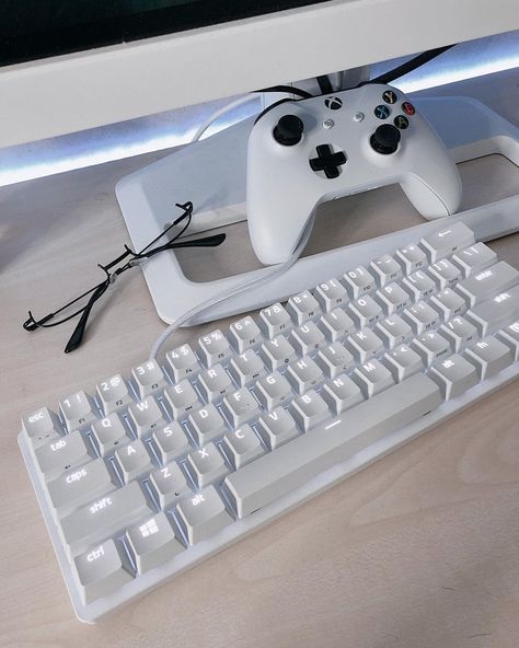 White Gaming Setup, White Desk Setup, White Keyboard, Gamer Setup, Streaming Setup, Desktop Setup, Gaming Setups, Nintendo Switch Accessories, Gaming Room Setup