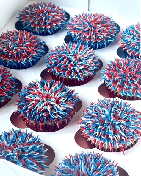 4th Of July Firework Cupcakes, Red White Blue Cupcake Ideas, 4 Of July Cupcakes Ideas, Memorial Day Desserts Cupcakes, 4th Of July Cupcake Decorating Ideas, Independence Day Cupcakes, July 4 Treats, 4th Of July Bakery Ideas, Memorial Day Cupcakes Ideas